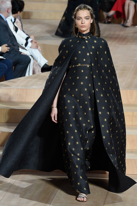 Valentino Fall 2015 Haute Couture。华伦天奴2015秋冬时装周高级定制发布。自1960年品牌创立，Valentino 已经牵手这座古老而神秘城市走过五十余载。本季选址在罗马人民广场，为此次大秀增添了一份怀古颂今的氛围。垂直而修长的线条一直都是Valentino最爱用来刻画庄重华贵造型的手法，教士袍与斗篷的简约设计强有力的刻画出罗马的神韵，又透露出古老世界中罗马战士的身影。瑰丽的锦缎与丝绒搭配华丽的镶边，奢华呼之欲出。象征着罗马权力与繁荣的雄鹰图案出现于礼服之上，为肃穆与庄严增添了一丝傲然于世的尊贵。