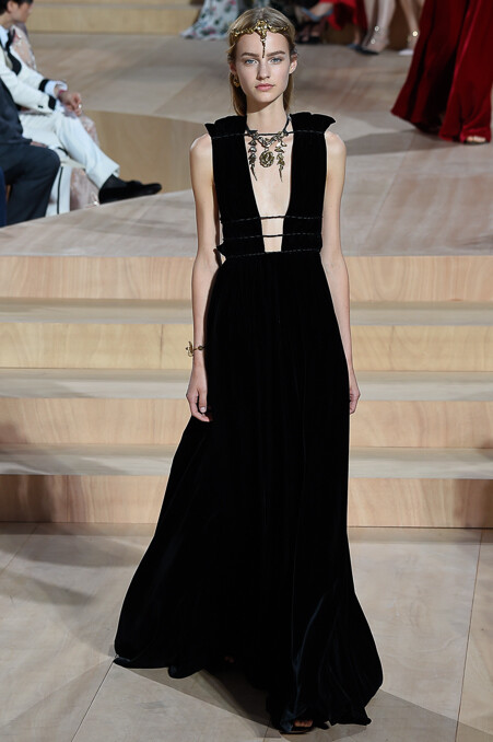 Valentino Fall 2015 Haute Couture。华伦天奴2015秋冬时装周高级定制发布。自1960年品牌创立，Valentino 已经牵手这座古老而神秘城市走过五十余载。本季选址在罗马人民广场，为此次大秀增添了一份怀古颂今的氛围。垂直而修长的线条一直都是Valentino最爱用来刻画庄重华贵造型的手法，教士袍与斗篷的简约设计强有力的刻画出罗马的神韵，又透露出古老世界中罗马战士的身影。瑰丽的锦缎与丝绒搭配华丽的镶边，奢华呼之欲出。象征着罗马权力与繁荣的雄鹰图案出现于礼服之上，为肃穆与庄严增添了一丝傲然于世的尊贵。