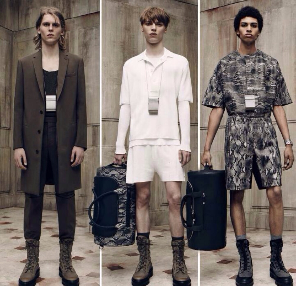 Balenciaga Menswear S/S 2016 Paris.同样军装或工装元素,Alexander Wang在Balenciaga 16春夏男装的表现更加丰富.色系走低而层次突出,塑造的男孩各个都像战场回归或要登山远足.而力道严谨的西装则用街头化搭配处理得更贴潮流.