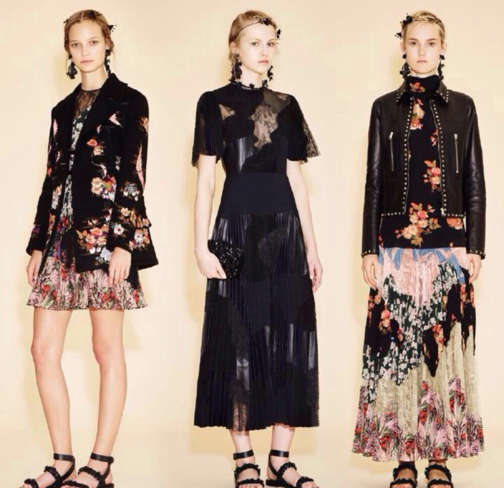 Valentino Resort 2016 (Part 2). 从著名时尚作家Diana Vreeland“眼睛旅行”的观点出发,Valentino不断在仙女风格中融入更多地域特征的细节,比如2016早春度假中不但有美洲部落图案,动物花草图案与非洲地图,来自东方的龙也在街头感的机车外套上方表现了出来.而仙裙与这样街头化单品的组合,也变得更有趣.