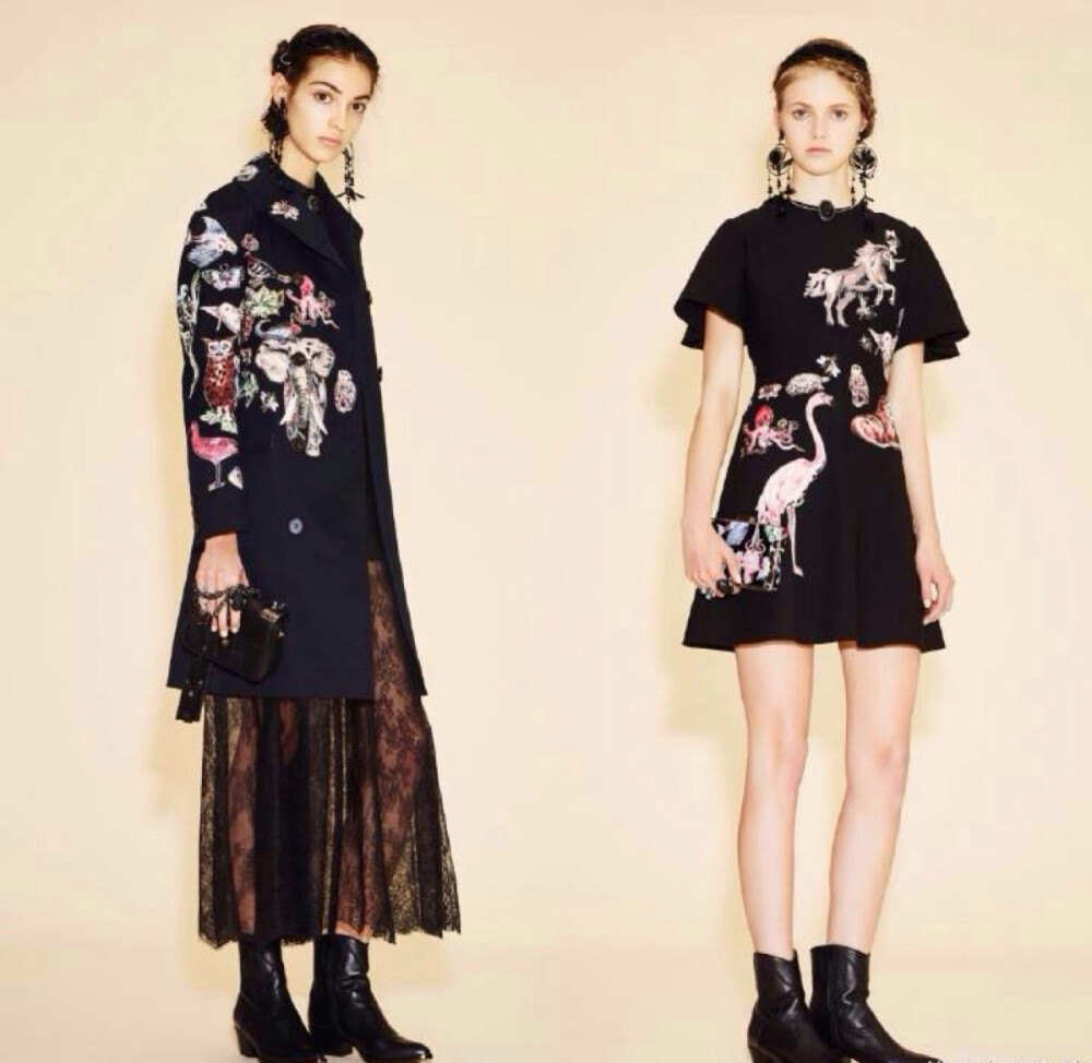 Valentino Resort 2016 (Part 2). 从著名时尚作家Diana Vreeland“眼睛旅行”的观点出发,Valentino不断在仙女风格中融入更多地域特征的细节,比如2016早春度假中不但有美洲部落图案,动物花草图案与非洲地图,来自东方的龙也在街头感的机车外套上方表现了出来.而仙裙与这样街头化单品的组合,也变得更有趣.