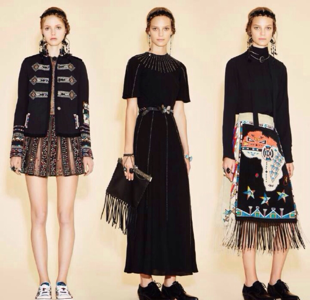 Valentino Resort 2016 (Part 2). 从著名时尚作家Diana Vreeland“眼睛旅行”的观点出发,Valentino不断在仙女风格中融入更多地域特征的细节,比如2016早春度假中不但有美洲部落图案,动物花草图案与非洲地图,来自东方的龙也在街头感的机车外套上方表现了出来.而仙裙与这样街头化单品的组合,也变得更有趣.