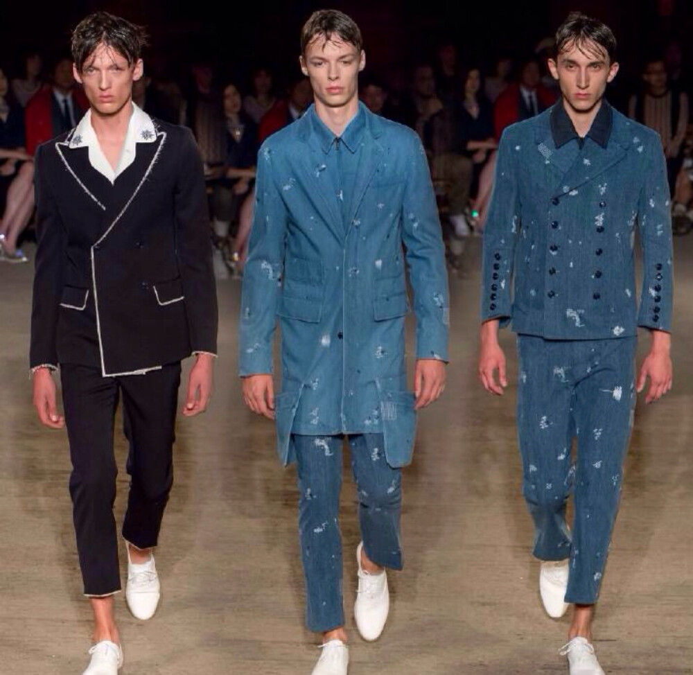 Alexander McQueen Menswear S/S 2016 London.虽然海盗在现实中并不那么美好,但在时髦圈里却是被反复描绘的经典形象.Alexander McQueen 16春夏男装以此为灵感,海洋生物印花与海军外套之外,也有船帆上的金属环孔做装饰,古代航海地图上的怪兽位置也标注在了西装上.