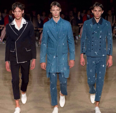 Alexander McQueen Menswear S/S 2016 London.虽然海盗在现实中并不那么美好,但在时髦圈里却是被反复描绘的经典形象.Alexander McQueen 16春夏男装以此为灵感,海洋生物印花与海军外套之外,也有船帆上的金属环孔做装…