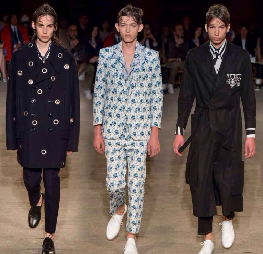 Alexander McQueen Menswear S/S 2016 London.虽然海盗在现实中并不那么美好,但在时髦圈里却是被反复描绘的经典形象.Alexander McQueen 16春夏男装以此为灵感,海洋生物印花与海军外套之外,也有船帆上的金属环孔做装饰,古代航海地图上的怪兽位置也标注在了西装上.