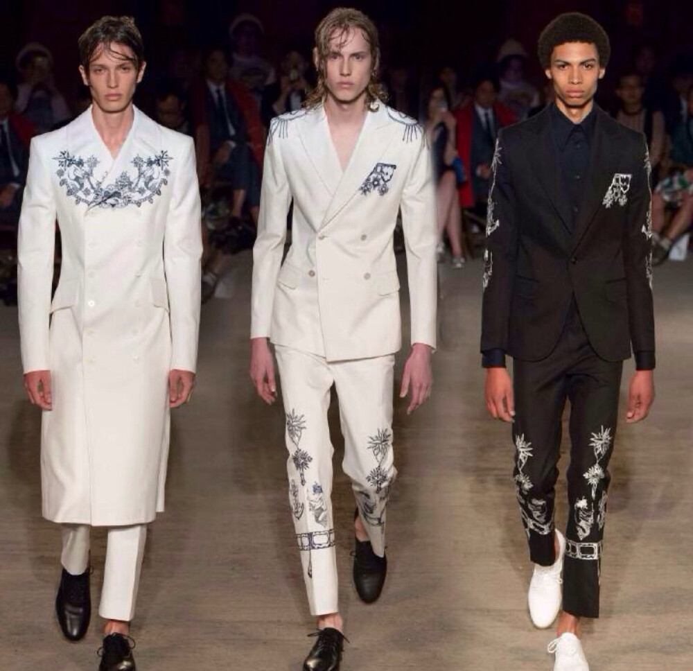 Alexander McQueen Menswear S/S 2016 London.虽然海盗在现实中并不那么美好,但在时髦圈里却是被反复描绘的经典形象.Alexander McQueen 16春夏男装以此为灵感,海洋生物印花与海军外套之外,也有船帆上的金属环孔做装饰,古代航海地图上的怪兽位置也标注在了西装上.