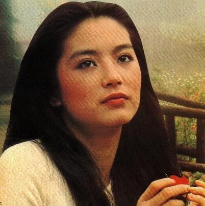 林青霞（Brigitte Lin），1954年11月3日出生在中国台湾省新北三重区，祖籍山东莱阳。1973年被星探发现出演处女作《窗外》1976年凭《八百壮士》荣获亚太电影节最佳女主角；时与林凤娇以及秦汉、秦祥林并称“二秦二林”。1984年将事业重心移入香港，1990年凭《滚滚红尘》夺台湾电影金马奖最佳女主角。1992年在电影《笑傲江湖之东方不败》，塑造出东方不败这一经典角色。与张曼玉、梅艳芳和钟楚红合称“霞玉芳红”。1994年告别影坛，此后不定期为多家报纸撰写专栏，并于2011年推出散文集《窗里窗外》。2014年出版第二本散文集《云去云来》（第一本林青霞有声书）。♣