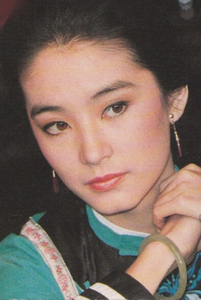 林青霞（Brigitte Lin），1954年11月3日出生在中国台湾省新北三重区，祖籍山东莱阳。1973年被星探发现出演处女作《窗外》1976年凭《八百壮士》荣获亚太电影节最佳女主角；时与林凤娇以及秦汉、秦祥林并称“二秦二林…