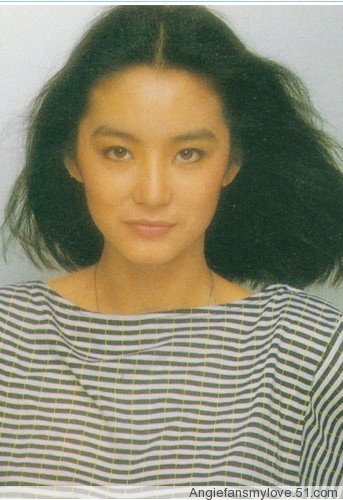 林青霞（Brigitte Lin），1954年11月3日出生在中国台湾省新北三重区，祖籍山东莱阳。1973年被星探发现出演处女作《窗外》1976年凭《八百壮士》荣获亚太电影节最佳女主角；时与林凤娇以及秦汉、秦祥林并称“二秦二林”。1984年将事业重心移入香港，1990年凭《滚滚红尘》夺台湾电影金马奖最佳女主角。1992年在电影《笑傲江湖之东方不败》，塑造出东方不败这一经典角色。与张曼玉、梅艳芳和钟楚红合称“霞玉芳红”。1994年告别影坛，此后不定期为多家报纸撰写专栏，并于2011年推出散文集《窗里窗外》。2014年出版第二本散文集《云去云来》（第一本林青霞有声书）。♣