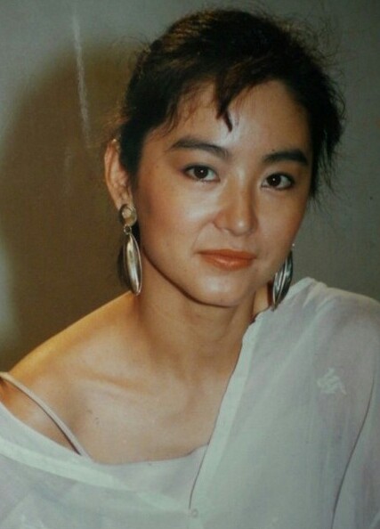 林青霞（Brigitte Lin），1954年11月3日出生在中国台湾省新北三重区，祖籍山东莱阳。1973年被星探发现出演处女作《窗外》1976年凭《八百壮士》荣获亚太电影节最佳女主角；时与林凤娇以及秦汉、秦祥林并称“二秦二林”。1984年将事业重心移入香港，1990年凭《滚滚红尘》夺台湾电影金马奖最佳女主角。1992年在电影《笑傲江湖之东方不败》，塑造出东方不败这一经典角色。与张曼玉、梅艳芳和钟楚红合称“霞玉芳红”。1994年告别影坛，此后不定期为多家报纸撰写专栏，并于2011年推出散文集《窗里窗外》。2014年出版第二本散文集《云去云来》（第一本林青霞有声书）。♣