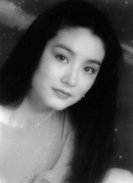 林青霞（Brigitte Lin），1954年11月3日出生在中国台湾省新北三重区，祖籍山东莱阳。1973年被星探发现出演处女作《窗外》1976年凭《八百壮士》荣获亚太电影节最佳女主角；时与林凤娇以及秦汉、秦祥林并称“二秦二林”。1984年将事业重心移入香港，1990年凭《滚滚红尘》夺台湾电影金马奖最佳女主角。1992年在电影《笑傲江湖之东方不败》，塑造出东方不败这一经典角色。与张曼玉、梅艳芳和钟楚红合称“霞玉芳红”。1994年告别影坛，此后不定期为多家报纸撰写专栏，并于2011年推出散文集《窗里窗外》。2014年出版第二本散文集《云去云来》（第一本林青霞有声书）。♣