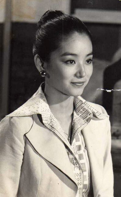 林青霞（Brigitte Lin），1954年11月3日出生在中国台湾省新北三重区，祖籍山东莱阳。1973年被星探发现出演处女作《窗外》1976年凭《八百壮士》荣获亚太电影节最佳女主角；时与林凤娇以及秦汉、秦祥林并称“二秦二林”。1984年将事业重心移入香港，1990年凭《滚滚红尘》夺台湾电影金马奖最佳女主角。1992年在电影《笑傲江湖之东方不败》，塑造出东方不败这一经典角色。与张曼玉、梅艳芳和钟楚红合称“霞玉芳红”。1994年告别影坛，此后不定期为多家报纸撰写专栏，并于2011年推出散文集《窗里窗外》。2014年出版第二本散文集《云去云来》（第一本林青霞有声书）。♣