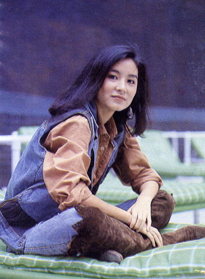 林青霞（Brigitte Lin），1954年11月3日出生在中国台湾省新北三重区，祖籍山东莱阳。1973年被星探发现出演处女作《窗外》1976年凭《八百壮士》荣获亚太电影节最佳女主角；时与林凤娇以及秦汉、秦祥林并称“二秦二林”。1984年将事业重心移入香港，1990年凭《滚滚红尘》夺台湾电影金马奖最佳女主角。1992年在电影《笑傲江湖之东方不败》，塑造出东方不败这一经典角色。与张曼玉、梅艳芳和钟楚红合称“霞玉芳红”。1994年告别影坛，此后不定期为多家报纸撰写专栏，并于2011年推出散文集《窗里窗外》。2014年出版第二本散文集《云去云来》（第一本林青霞有声书）。♣