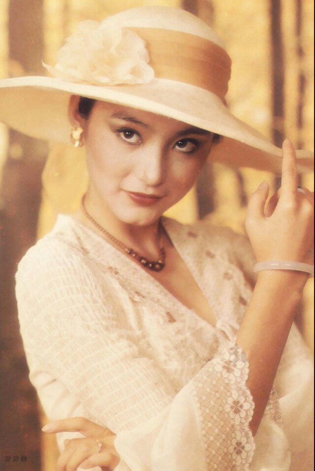 林青霞（Brigitte Lin），1954年11月3日出生在中国台湾省新北三重区，祖籍山东莱阳。1973年被星探发现出演处女作《窗外》1976年凭《八百壮士》荣获亚太电影节最佳女主角；时与林凤娇以及秦汉、秦祥林并称“二秦二林”。1984年将事业重心移入香港，1990年凭《滚滚红尘》夺台湾电影金马奖最佳女主角。1992年在电影《笑傲江湖之东方不败》，塑造出东方不败这一经典角色。与张曼玉、梅艳芳和钟楚红合称“霞玉芳红”。1994年告别影坛，此后不定期为多家报纸撰写专栏，并于2011年推出散文集《窗里窗外》。2014年出版第二本散文集《云去云来》（第一本林青霞有声书）。♣