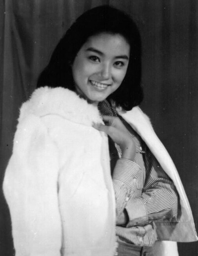 林青霞（Brigitte Lin），1954年11月3日出生在中国台湾省新北三重区，祖籍山东莱阳。1973年被星探发现出演处女作《窗外》1976年凭《八百壮士》荣获亚太电影节最佳女主角；时与林凤娇以及秦汉、秦祥林并称“二秦二林…