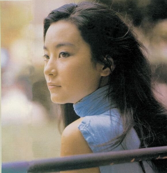 林青霞（Brigitte Lin），1954年11月3日出生在中国台湾省新北三重区，祖籍山东莱阳。1973年被星探发现出演处女作《窗外》1976年凭《八百壮士》荣获亚太电影节最佳女主角；时与林凤娇以及秦汉、秦祥林并称“二秦二林”。1984年将事业重心移入香港，1990年凭《滚滚红尘》夺台湾电影金马奖最佳女主角。1992年在电影《笑傲江湖之东方不败》，塑造出东方不败这一经典角色。与张曼玉、梅艳芳和钟楚红合称“霞玉芳红”。1994年告别影坛，此后不定期为多家报纸撰写专栏，并于2011年推出散文集《窗里窗外》。2014年出版第二本散文集《云去云来》（第一本林青霞有声书）。♣