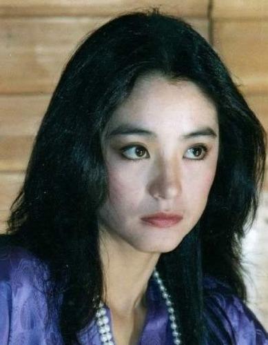 林青霞（Brigitte Lin），1954年11月3日出生在中国台湾省新北三重区，祖籍山东莱阳。1973年被星探发现出演处女作《窗外》1976年凭《八百壮士》荣获亚太电影节最佳女主角；时与林凤娇以及秦汉、秦祥林并称“二秦二林”。1984年将事业重心移入香港，1990年凭《滚滚红尘》夺台湾电影金马奖最佳女主角。1992年在电影《笑傲江湖之东方不败》，塑造出东方不败这一经典角色。与张曼玉、梅艳芳和钟楚红合称“霞玉芳红”。1994年告别影坛，此后不定期为多家报纸撰写专栏，并于2011年推出散文集《窗里窗外》。2014年出版第二本散文集《云去云来》（第一本林青霞有声书）。♣