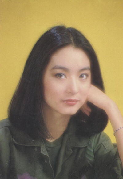 林青霞（Brigitte Lin），1954年11月3日出生在中国台湾省新北三重区，祖籍山东莱阳。1973年被星探发现出演处女作《窗外》1976年凭《八百壮士》荣获亚太电影节最佳女主角；时与林凤娇以及秦汉、秦祥林并称“二秦二林…