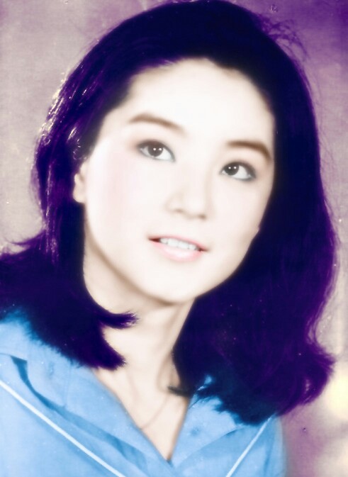 林青霞（Brigitte Lin），1954年11月3日出生在中国台湾省新北三重区，祖籍山东莱阳。1973年被星探发现出演处女作《窗外》1976年凭《八百壮士》荣获亚太电影节最佳女主角；时与林凤娇以及秦汉、秦祥林并称“二秦二林”。1984年将事业重心移入香港，1990年凭《滚滚红尘》夺台湾电影金马奖最佳女主角。1992年在电影《笑傲江湖之东方不败》，塑造出东方不败这一经典角色。与张曼玉、梅艳芳和钟楚红合称“霞玉芳红”。1994年告别影坛，此后不定期为多家报纸撰写专栏，并于2011年推出散文集《窗里窗外》。2014年出版第二本散文集《云去云来》（第一本林青霞有声书）。♣