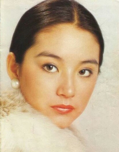 林青霞（Brigitte Lin），1954年11月3日出生在中国台湾省新北三重区，祖籍山东莱阳。1973年被星探发现出演处女作《窗外》1976年凭《八百壮士》荣获亚太电影节最佳女主角；时与林凤娇以及秦汉、秦祥林并称“二秦二林”。1984年将事业重心移入香港，1990年凭《滚滚红尘》夺台湾电影金马奖最佳女主角。1992年在电影《笑傲江湖之东方不败》，塑造出东方不败这一经典角色。与张曼玉、梅艳芳和钟楚红合称“霞玉芳红”。1994年告别影坛，此后不定期为多家报纸撰写专栏，并于2011年推出散文集《窗里窗外》。2014年出版第二本散文集《云去云来》（第一本林青霞有声书）。♣