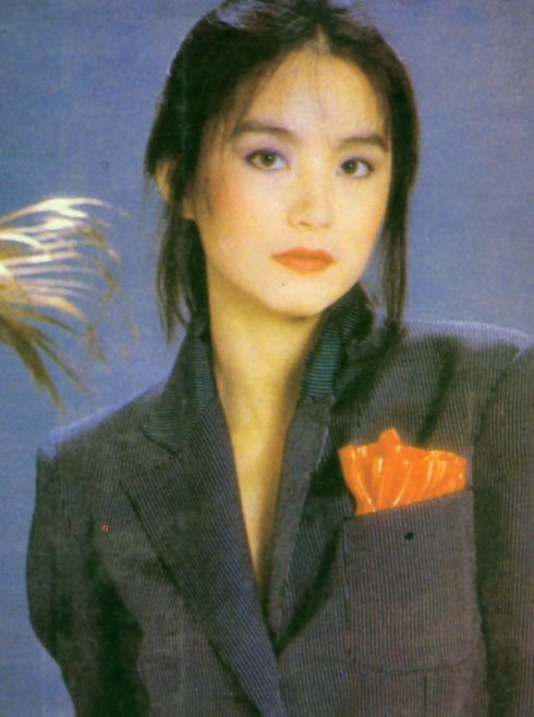 林青霞（Brigitte Lin），1954年11月3日出生在中国台湾省新北三重区，祖籍山东莱阳。1973年被星探发现出演处女作《窗外》1976年凭《八百壮士》荣获亚太电影节最佳女主角；时与林凤娇以及秦汉、秦祥林并称“二秦二林”。1984年将事业重心移入香港，1990年凭《滚滚红尘》夺台湾电影金马奖最佳女主角。1992年在电影《笑傲江湖之东方不败》，塑造出东方不败这一经典角色。与张曼玉、梅艳芳和钟楚红合称“霞玉芳红”。1994年告别影坛，此后不定期为多家报纸撰写专栏，并于2011年推出散文集《窗里窗外》。2014年出版第二本散文集《云去云来》（第一本林青霞有声书）。♣