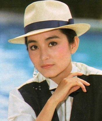 林青霞（Brigitte Lin），1954年11月3日出生在中国台湾省新北三重区，祖籍山东莱阳。1973年被星探发现出演处女作《窗外》1976年凭《八百壮士》荣获亚太电影节最佳女主角；时与林凤娇以及秦汉、秦祥林并称“二秦二林”。1984年将事业重心移入香港，1990年凭《滚滚红尘》夺台湾电影金马奖最佳女主角。1992年在电影《笑傲江湖之东方不败》，塑造出东方不败这一经典角色。与张曼玉、梅艳芳和钟楚红合称“霞玉芳红”。1994年告别影坛，此后不定期为多家报纸撰写专栏，并于2011年推出散文集《窗里窗外》。2014年出版第二本散文集《云去云来》（第一本林青霞有声书）。♣