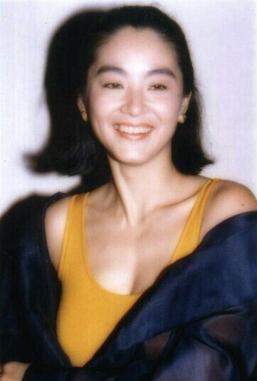 林青霞（Brigitte Lin），1954年11月3日出生在中国台湾省新北三重区，祖籍山东莱阳。1973年被星探发现出演处女作《窗外》1976年凭《八百壮士》荣获亚太电影节最佳女主角；时与林凤娇以及秦汉、秦祥林并称“二秦二林”。1984年将事业重心移入香港，1990年凭《滚滚红尘》夺台湾电影金马奖最佳女主角。1992年在电影《笑傲江湖之东方不败》，塑造出东方不败这一经典角色。与张曼玉、梅艳芳和钟楚红合称“霞玉芳红”。1994年告别影坛，此后不定期为多家报纸撰写专栏，并于2011年推出散文集《窗里窗外》。2014年出版第二本散文集《云去云来》（第一本林青霞有声书）。♣