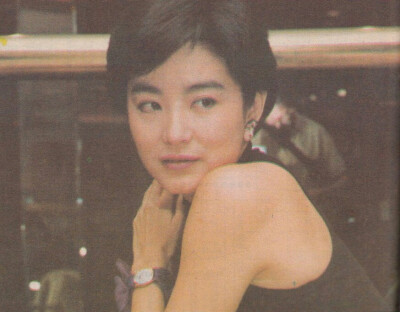 林青霞（Brigitte Lin），1954年11月3日出生在中国台湾省新北三重区，祖籍山东莱阳。1973年被星探发现出演处女作《窗外》1976年凭《八百壮士》荣获亚太电影节最佳女主角；时与林凤娇以及秦汉、秦祥林并称“二秦二林…