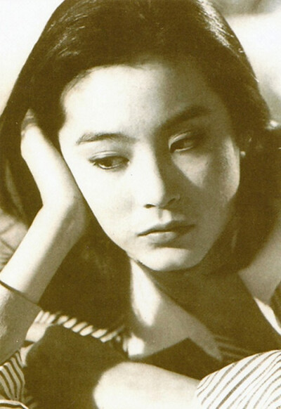 林青霞（Brigitte Lin），1954年11月3日出生在中国台湾省新北三重区，祖籍山东莱阳。1973年被星探发现出演处女作《窗外》1976年凭《八百壮士》荣获亚太电影节最佳女主角；时与林凤娇以及秦汉、秦祥林并称“二秦二林…