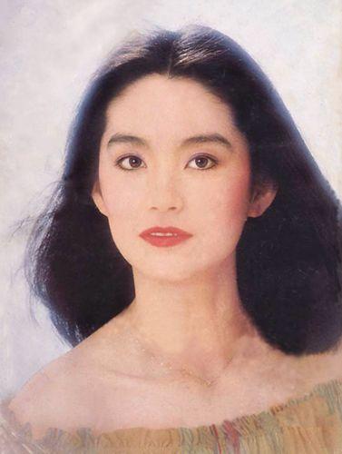 林青霞（Brigitte Lin），1954年11月3日出生在中国台湾省新北三重区，祖籍山东莱阳。1973年被星探发现出演处女作《窗外》1976年凭《八百壮士》荣获亚太电影节最佳女主角；时与林凤娇以及秦汉、秦祥林并称“二秦二林”。1984年将事业重心移入香港，1990年凭《滚滚红尘》夺台湾电影金马奖最佳女主角。1992年在电影《笑傲江湖之东方不败》，塑造出东方不败这一经典角色。与张曼玉、梅艳芳和钟楚红合称“霞玉芳红”。1994年告别影坛，此后不定期为多家报纸撰写专栏，并于2011年推出散文集《窗里窗外》。2014年出版第二本散文集《云去云来》（第一本林青霞有声书）。♣