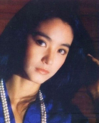 林青霞（Brigitte Lin），1954年11月3日出生在中国台湾省新北三重区，祖籍山东莱阳。1973年被星探发现出演处女作《窗外》1976年凭《八百壮士》荣获亚太电影节最佳女主角；时与林凤娇以及秦汉、秦祥林并称“二秦二林…