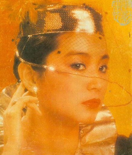 林青霞（Brigitte Lin），1954年11月3日出生在中国台湾省新北三重区，祖籍山东莱阳。1973年被星探发现出演处女作《窗外》1976年凭《八百壮士》荣获亚太电影节最佳女主角；时与林凤娇以及秦汉、秦祥林并称“二秦二林”。1984年将事业重心移入香港，1990年凭《滚滚红尘》夺台湾电影金马奖最佳女主角。1992年在电影《笑傲江湖之东方不败》，塑造出东方不败这一经典角色。与张曼玉、梅艳芳和钟楚红合称“霞玉芳红”。1994年告别影坛，此后不定期为多家报纸撰写专栏，并于2011年推出散文集《窗里窗外》。2014年出版第二本散文集《云去云来》（第一本林青霞有声书）。♣