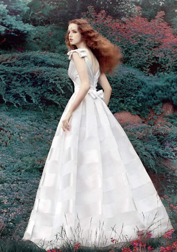 【Alena Goretskaya】曾设计了一款女神系列。其灵感来源是取自古希腊神话中，被冥王哈迪斯一见钟情的春之女神帕尔赛福涅。婚纱轻盈修长，颜色粉嫩清新，再配上精巧编制的花环，春之女神的形象灵动的仿佛梦幻一般，美得无法用语言表达~~