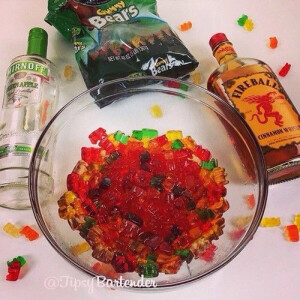 吃了会醉的小熊软糖 其他软糖也可以哦 做法 将伏特加 或者威士忌 或者其他喜欢的酒倒入软糖里泡着 放冰箱冷藏一小时后 软糖就会变大吸收酒精了 也可以用来整人哦(´-ω-`)