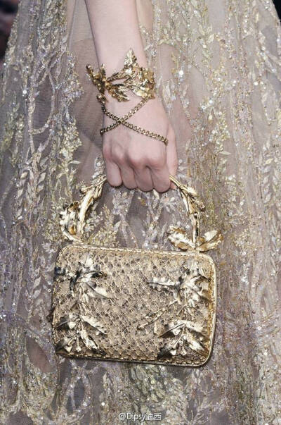 Elie Saab F/W 2015 Haute Couture Detail┃金冠,金衫,金饰,金包 ...…转自微博