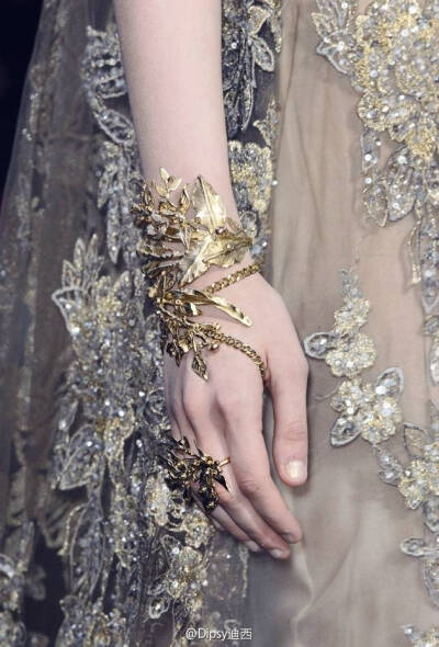 Elie Saab F/W 2015 Haute Couture Detail┃金冠,金衫,金饰,金包 ...…转自微博