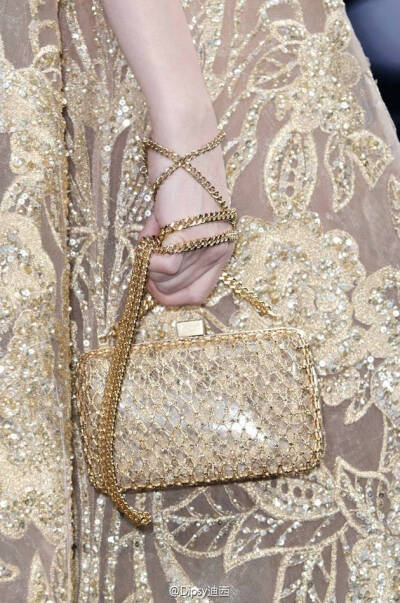 Elie Saab F/W 2015 Haute Couture Detail┃金冠,金衫,金饰,金包 ...…转自微博