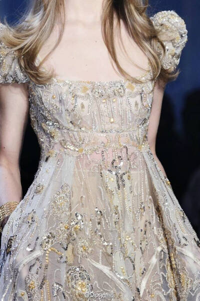 Elie Saab F/W 2015 Haute Couture Detail┃金冠,金衫,金饰,金包 ...…转自微博