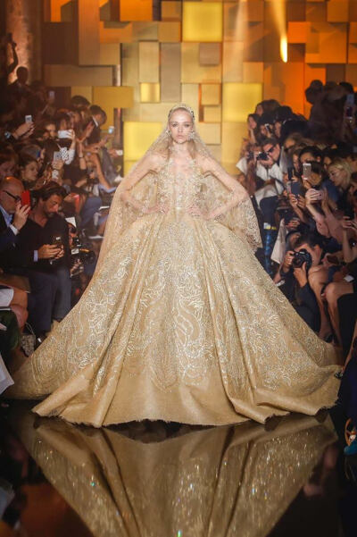 金鑽女皇駕到！！Elie Saab Fall 2015 Haute Couture嘅夢幻系列！如果成個衣櫃都係佢嘅裙就好！哈哈～