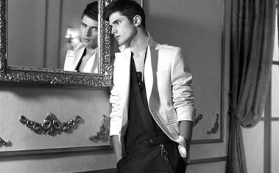 Sean Opry(肖恩·奥普瑞) 1989年7月5日出生于美国佐治亚州Kennesaw ，是T台传奇的当红男模。 身高186cm。17岁出道，肖恩·奥普瑞 (Sean Opry) 刚出道即光速爆红，现在是 CK 的最新代言人。2014年出演Taylor Swift新曲B…