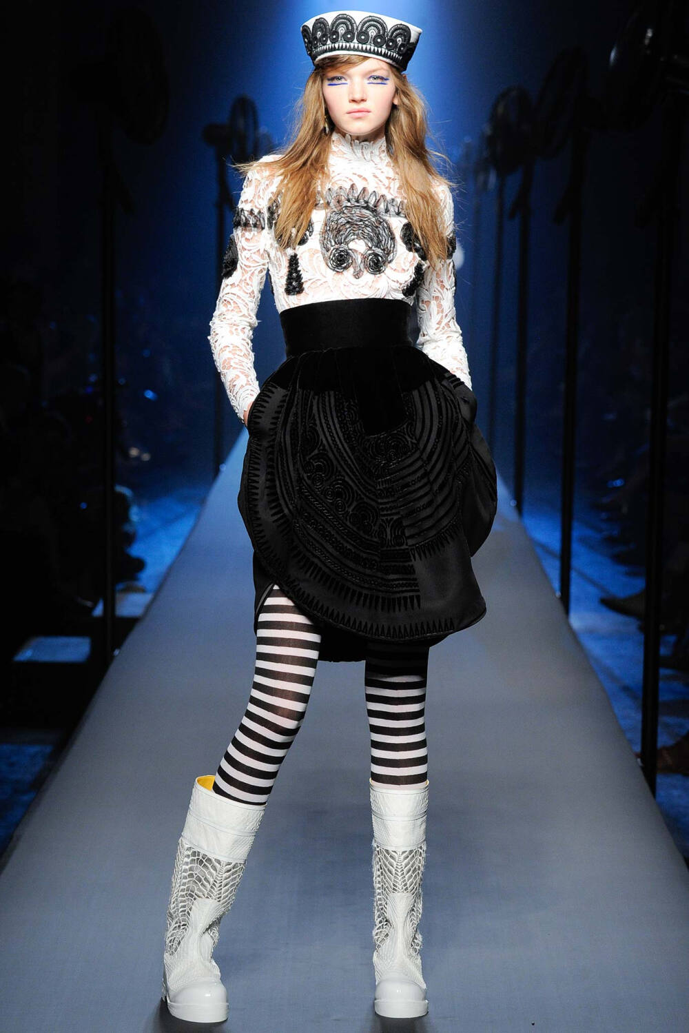 Jean Paul Gaultier Fall 2015 Couture。让·保罗·高缇耶2015秋冬高级定制时装周。本季灵感源于法国布列塔尼 (Brittany) 地区，这里绚烂多姿的民族服饰为高缇耶开启了一场航海旅程。“条纹”则是贯穿始终。开场的海军条纹直入主题，迸发出畅快呼吸的精神气，而这又不仅仅是一场旅行，更似一局盛大的聚会，狂欢的Party。黑色的主调也不觉单一，多色的火焰式花纹刺绣雕琢着民俗图腾，在裙摆、头饰上绘出历史的传说，极尽奢华，不可小觑的力量从海浪中款款而来。