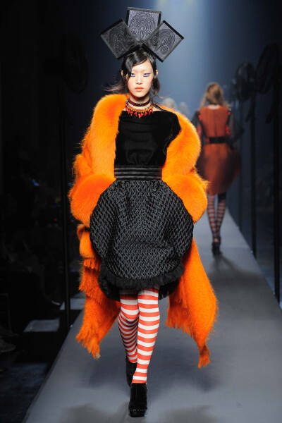 Jean Paul Gaultier Fall 2015 Couture。让·保罗·高缇耶2015秋冬高级定制时装周。本季灵感源于法国布列塔尼 (Brittany) 地区，这里绚烂多姿的民族服饰为高缇耶开启了一场航海旅程。“条纹”则是贯穿始终。开场的海军…