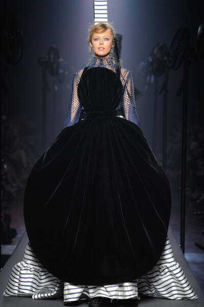 Jean Paul Gaultier Fall 2015 Couture。让·保罗·高缇耶2015秋冬高级定制时装周。本季灵感源于法国布列塔尼 (Brittany) 地区，这里绚烂多姿的民族服饰为高缇耶开启了一场航海旅程。“条纹”则是贯穿始终。开场的海军…