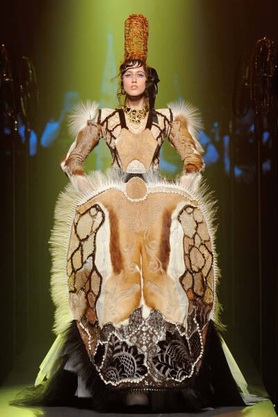 Jean Paul Gaultier Fall 2015 Couture。让·保罗·高缇耶2015秋冬高级定制时装周。本季灵感源于法国布列塔尼 (Brittany) 地区，这里绚烂多姿的民族服饰为高缇耶开启了一场航海旅程。“条纹”则是贯穿始终。开场的海军…