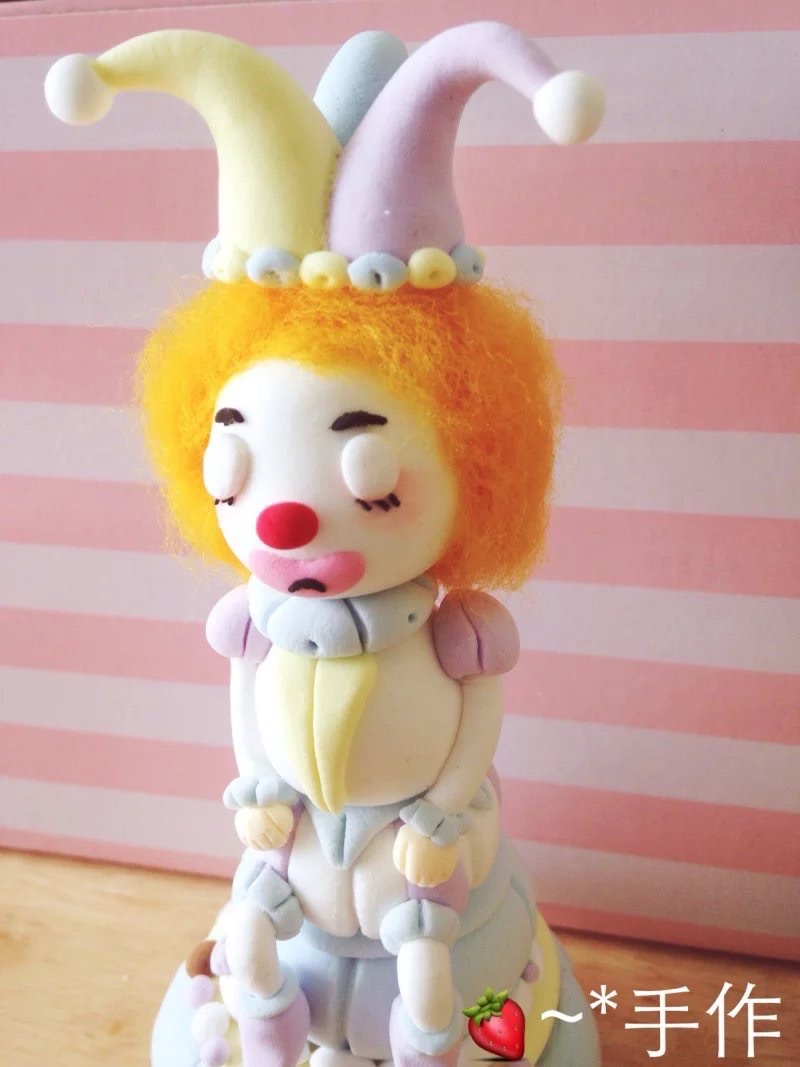 「萌小丑先生」超轻粘土与羊毛毡可谓是天作之合。宛如婴儿般的柔和色彩让整个作品柔软起来。
