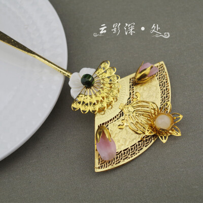 【蒲扇琉萤】和风扇子贝壳花扁簪——云影深处。淘宝地址：http://item.taobao.com/item.htm?id=42572162640