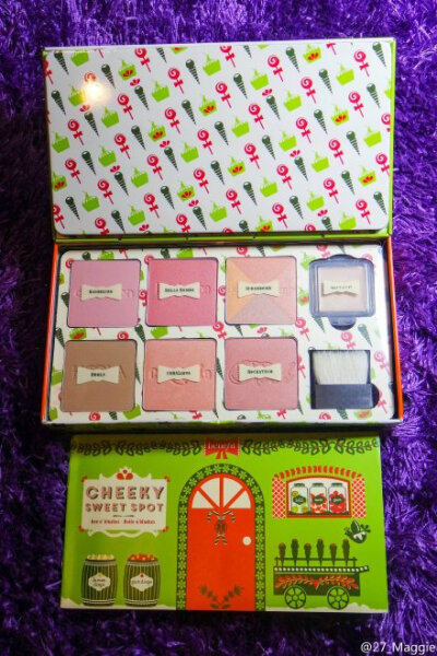 【种草。安利】#腮红小心机# Benefit Cheeky Sweet Spot Box圣诞套装腮红修容礼盒，刚好在昨天收到的很应景。盒子里有说明书教你怎么用，还有中文很贴心。这个套装里面腮红、修容、高光都有了很超值。打开盒子还有淡…