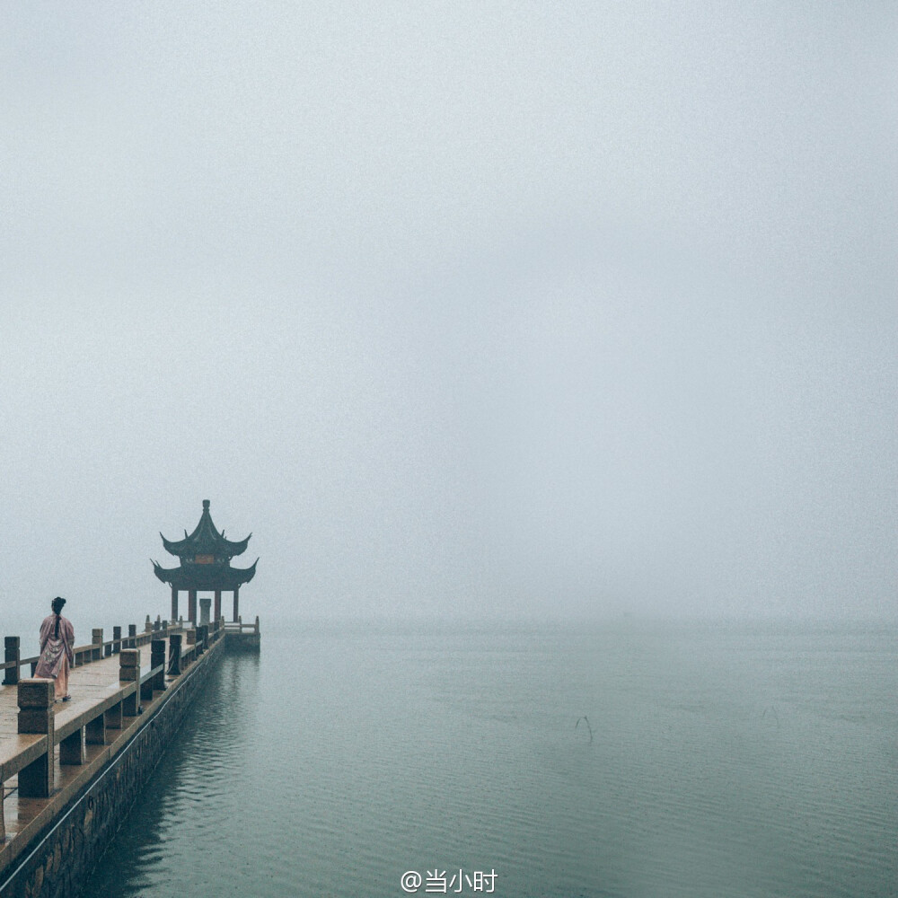 #中国风巡拍#应是良辰、好景虚设。千里烟波，骤雨初歇。 拍摄地/太湖启园 摄影/@当小时