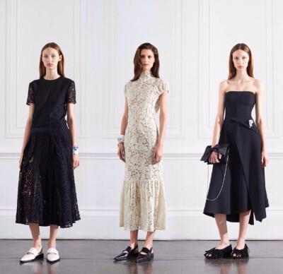 Victoria Beckham Resort 2016. 不再执着于细跟恨天高,看上去放松自在的线条与平底鞋相得益彰,核心仍是优雅的女人味,来自Victoria Beckham 2016早春系列.