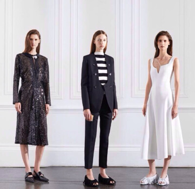 Victoria Beckham Resort 2016. 不再执着于细跟恨天高,看上去放松自在的线条与平底鞋相得益彰,核心仍是优雅的女人味,来自Victoria Beckham 2016早春系列.